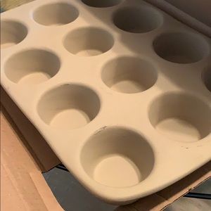 The Pampered Chef Stonewear Muffin Pan